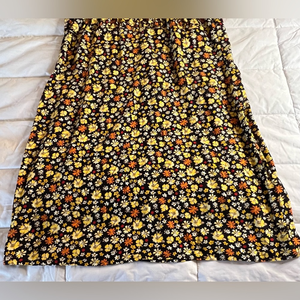 NWT Forever 21 floral print halter dress. Keyhole in front. Zipper closure. Med - Picture 3 of 9